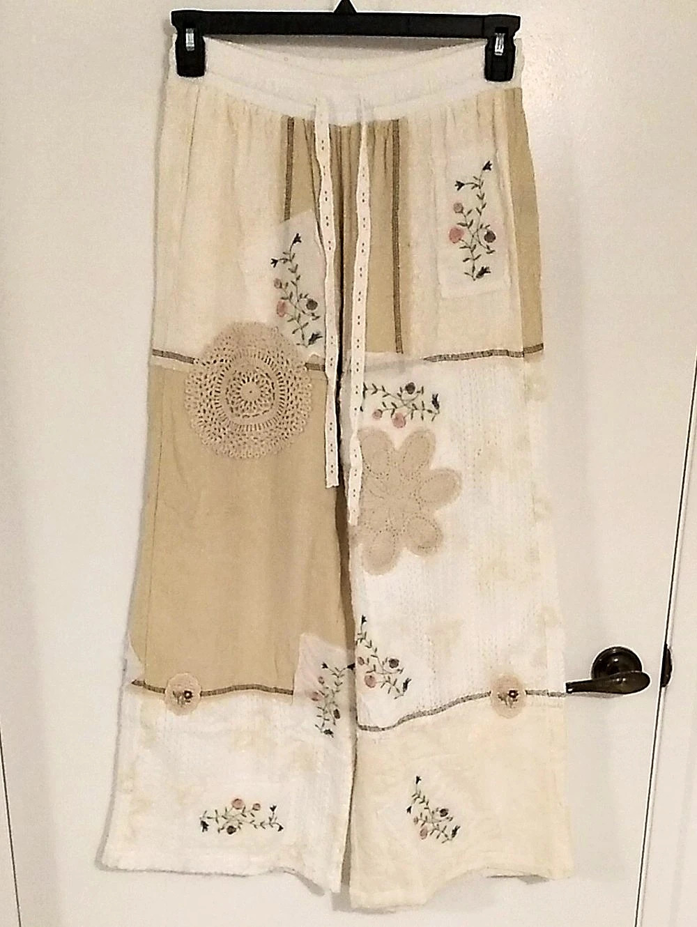 POL Patchwork Floral Embroidered Wide-Leg Pants Cream & Tan Small